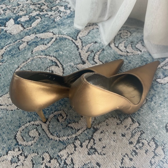Gorgeous gold Stuart Weitzman pointy toes pumps. ABSOLUTELY stunning and elegant - Picture 4 of 8